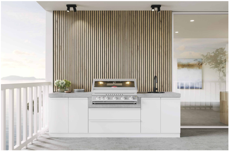 Diseño de cocina exterior moderna con barbacoa de encastre BeefEater Signature 7000 Premium 5B en acero inoxidable