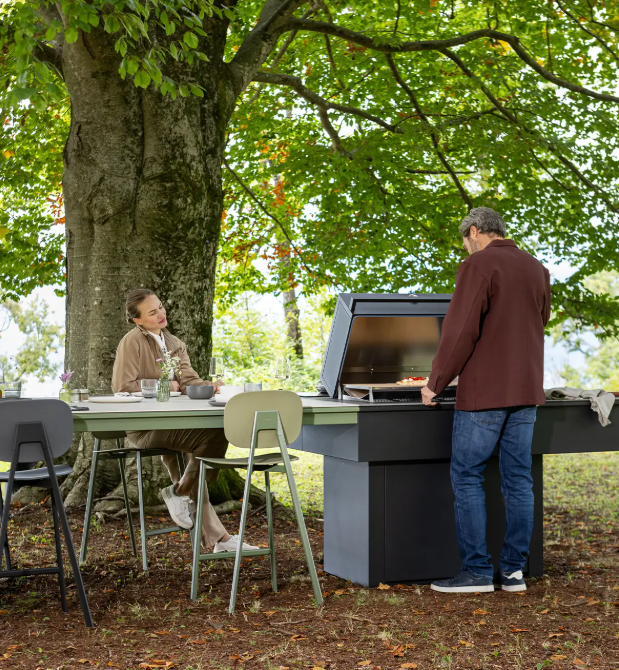 Experiencia social en la cocina de exterior Nojara de FÒGHER con zona de barra y barbacoa