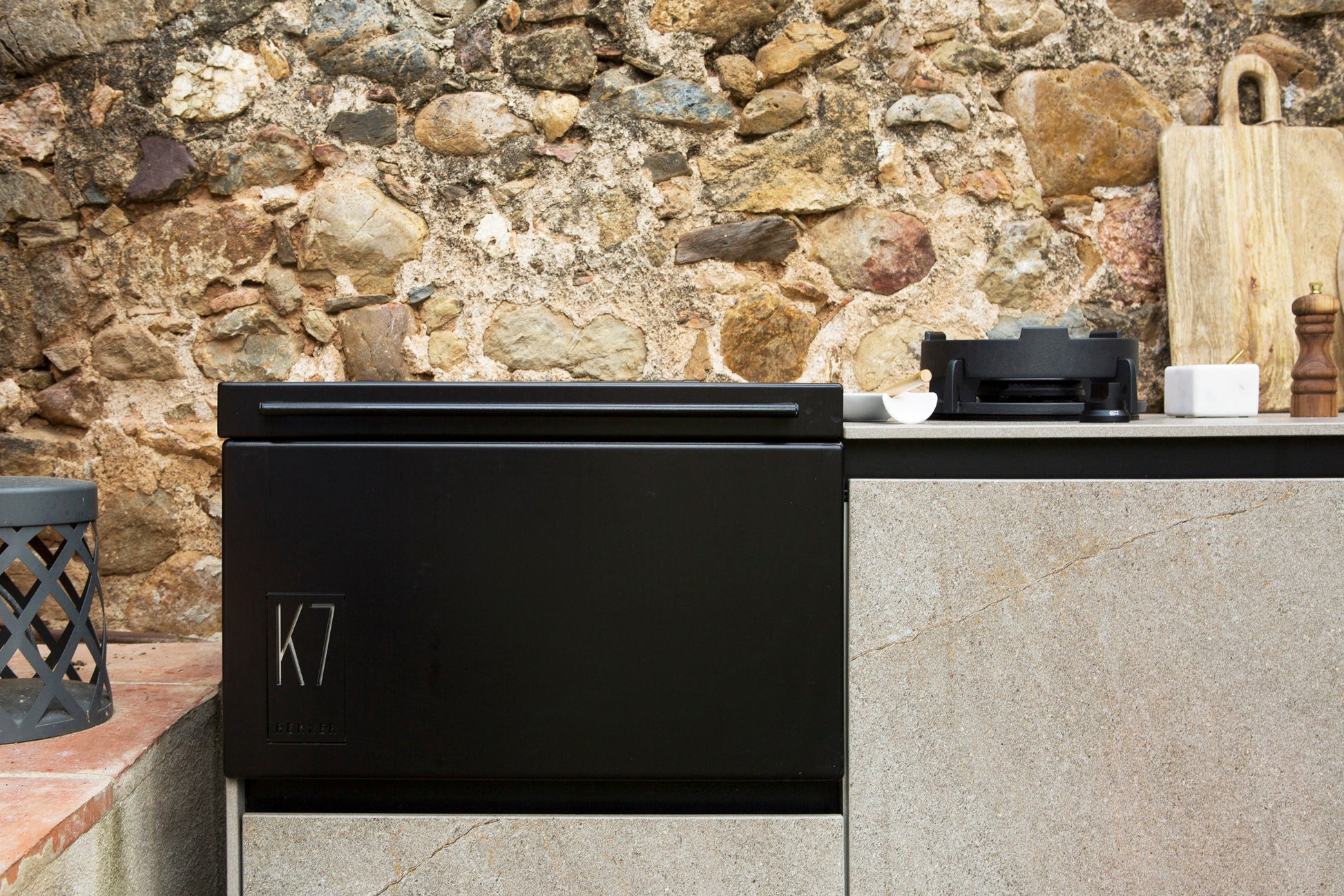 Detalle de los materiales resistentes a la intemperie y acabados de lujo de la cocina exterior Rekker K7.