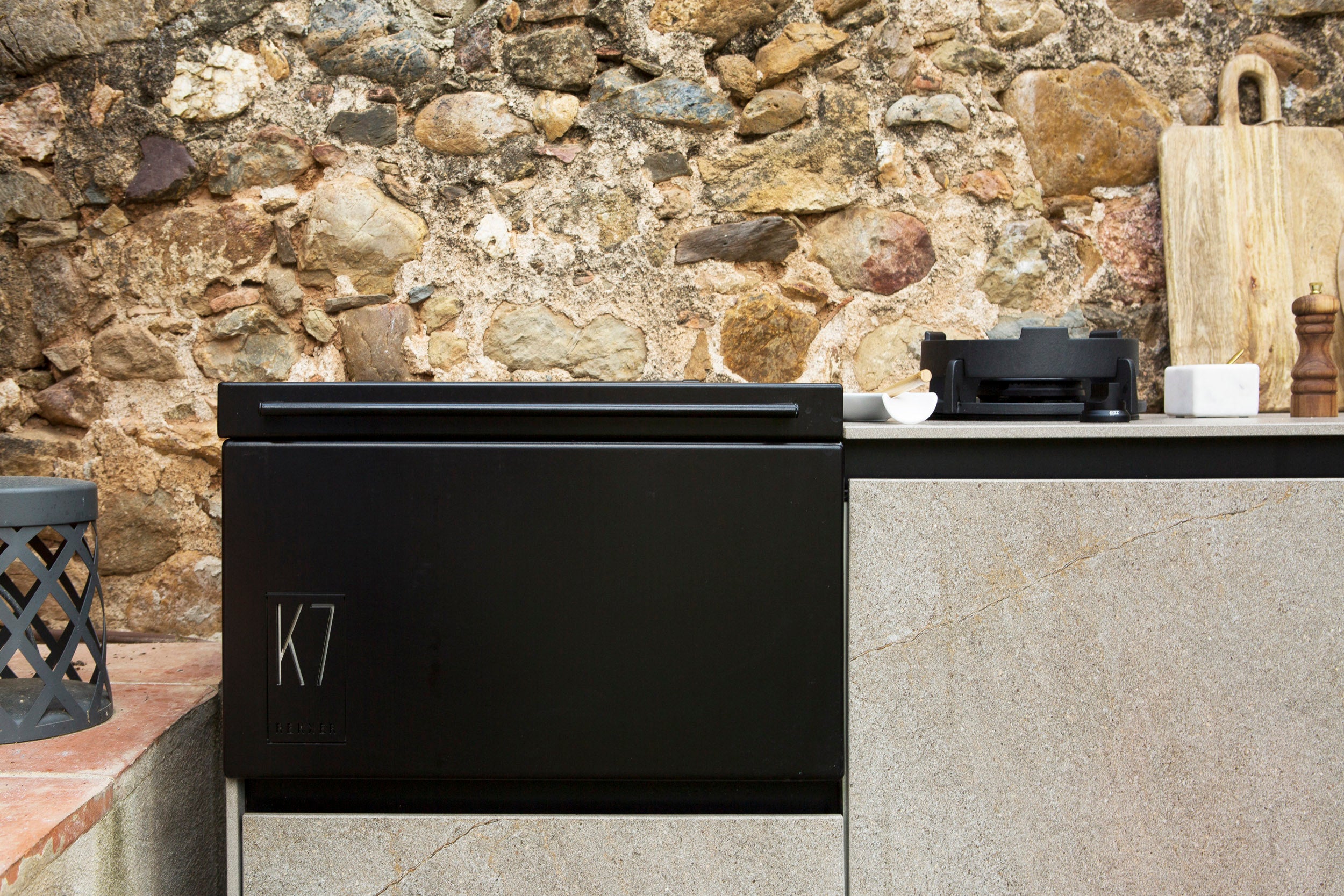 Detalle de los materiales resistentes a la intemperie y acabados de lujo de la cocina exterior Rekker K7.