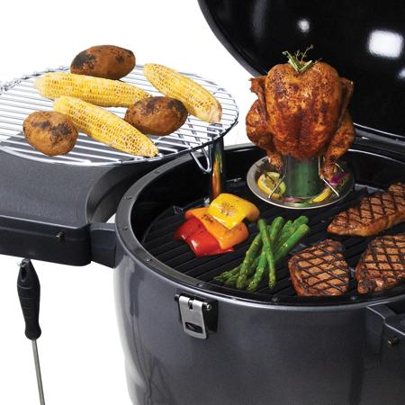 Kamado Broil King Keg en uso combinando potencia y eficiencia.