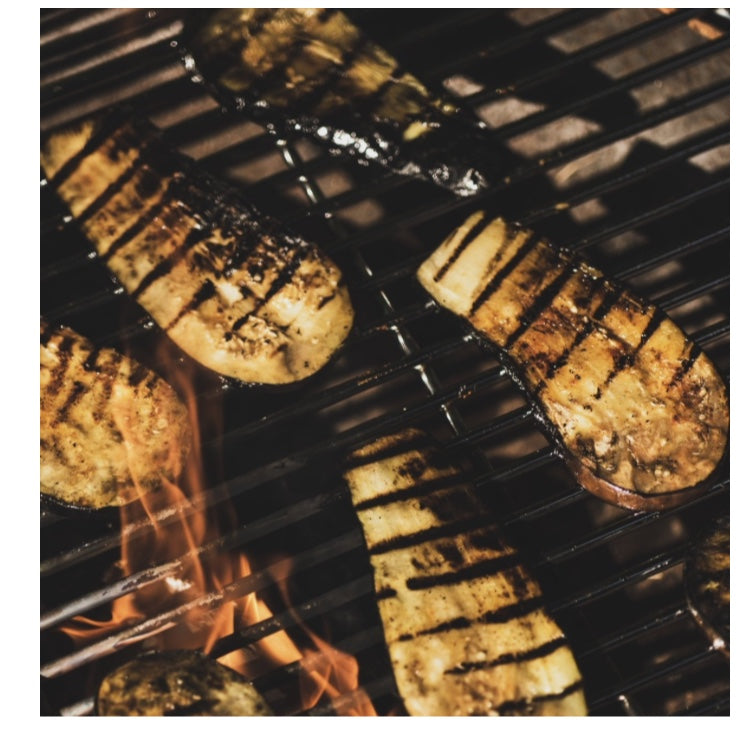 verduras cocinándose sobre la rejilla Bongrill de BonFeu con fuego real.