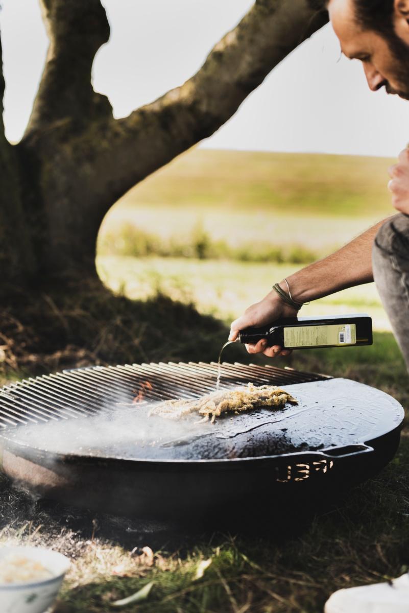Cocinando alimentos frescos sobre la plancha de un brasero BonBowl gigante