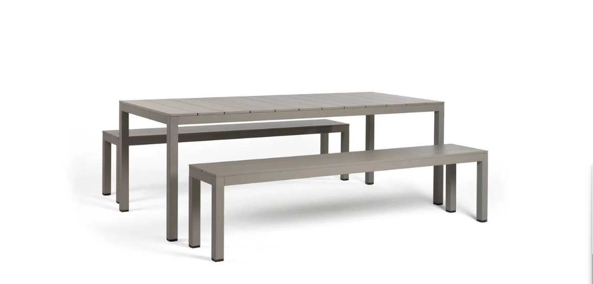 Conjunto Nardi Rio color tórtora con estructura de aluminio y tablero de resina DurelTop.