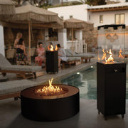 Combinación de fire pit Galio Star y antorcha Lighthouse de Planika junto a piscina