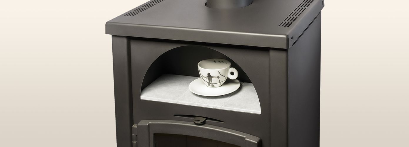 Primer plano del horno superior de la estufa Rika Alpha II con bandeja de horneado para cocina tradicional con leña