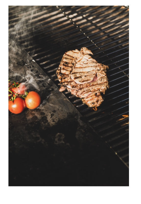 Primer plano del marcado de alimentos sobre la rejilla del medio grill BonFeu.
