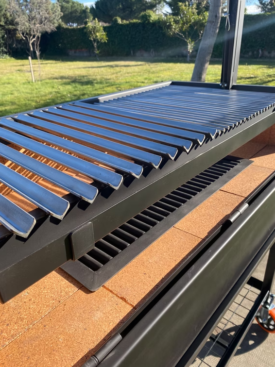 Detalle de la rejilla de la barbacoa Velázquez con fondo de parrilla de 62 cm para una distribución uniforme del calor