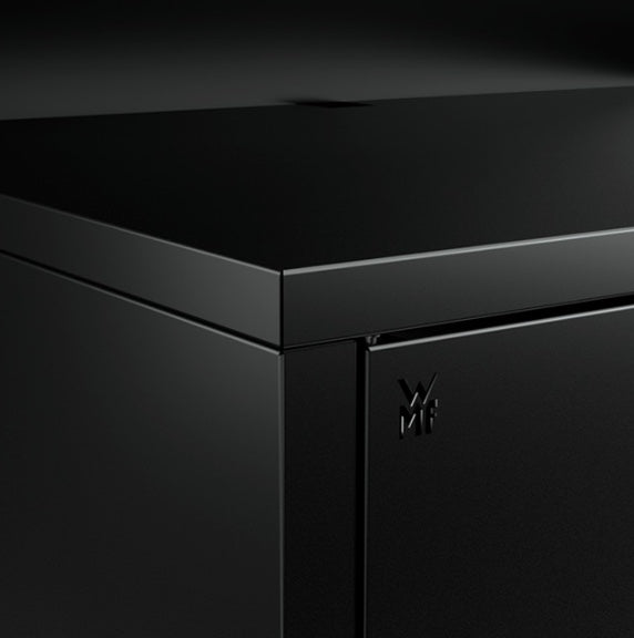 Primer plano del acabado premium y resistente a la corrosión de la cocina de exterior WMF Profi, mostrando el logotipo y las juntas selladas.