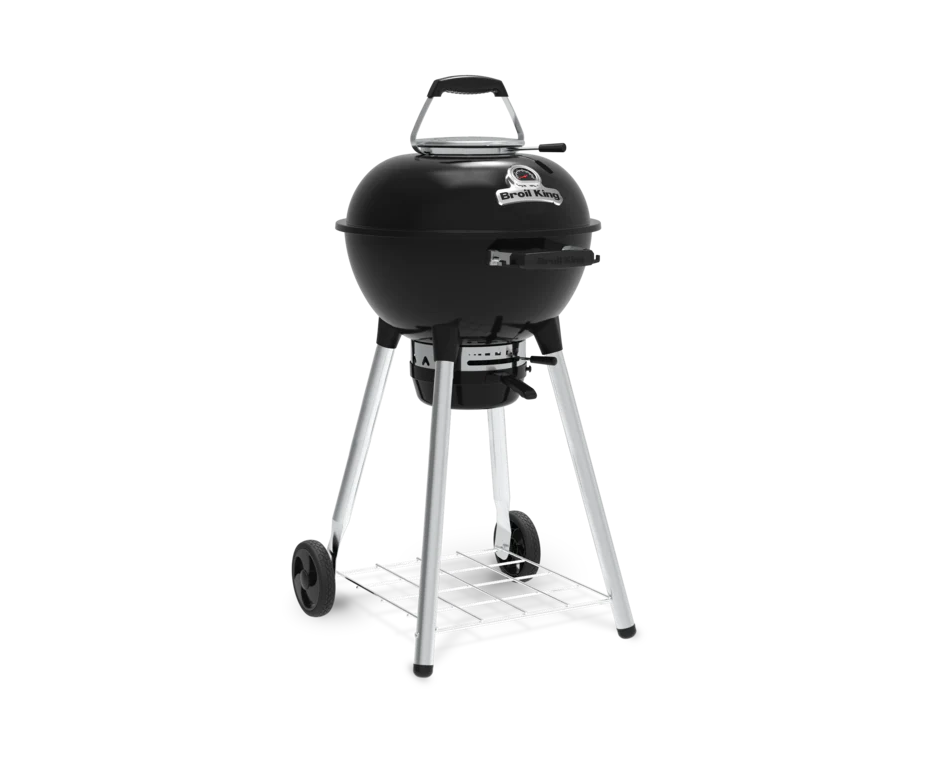 Vista lateral de la barbacoa de carbón tipo bola Broil King Crown Kettle con ruedas resistentes para fácil transporte