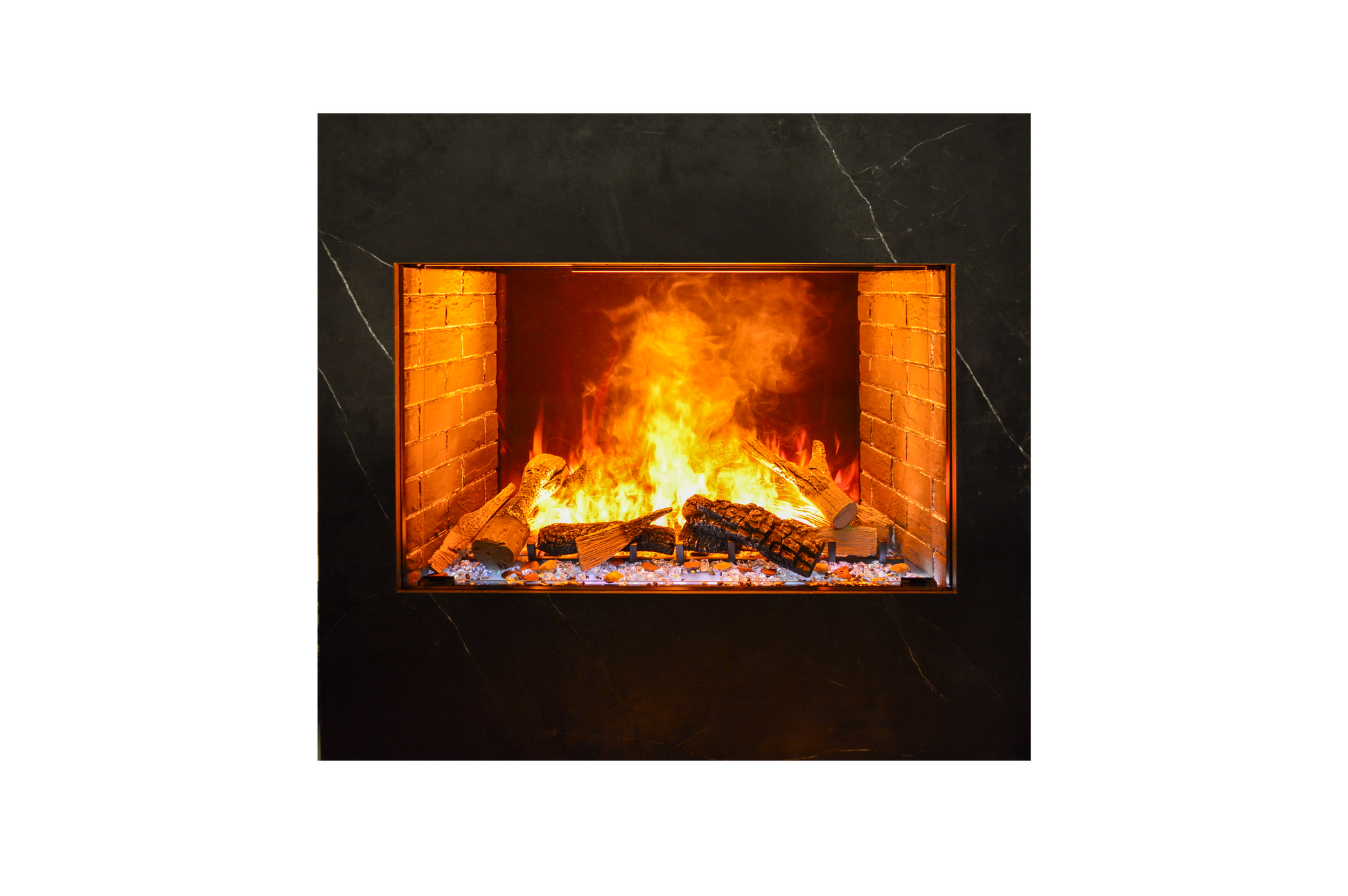 Chimenea insertable Amantii serie TRD 38 mostrando el resplandor de las brasas y leños cerámicos.