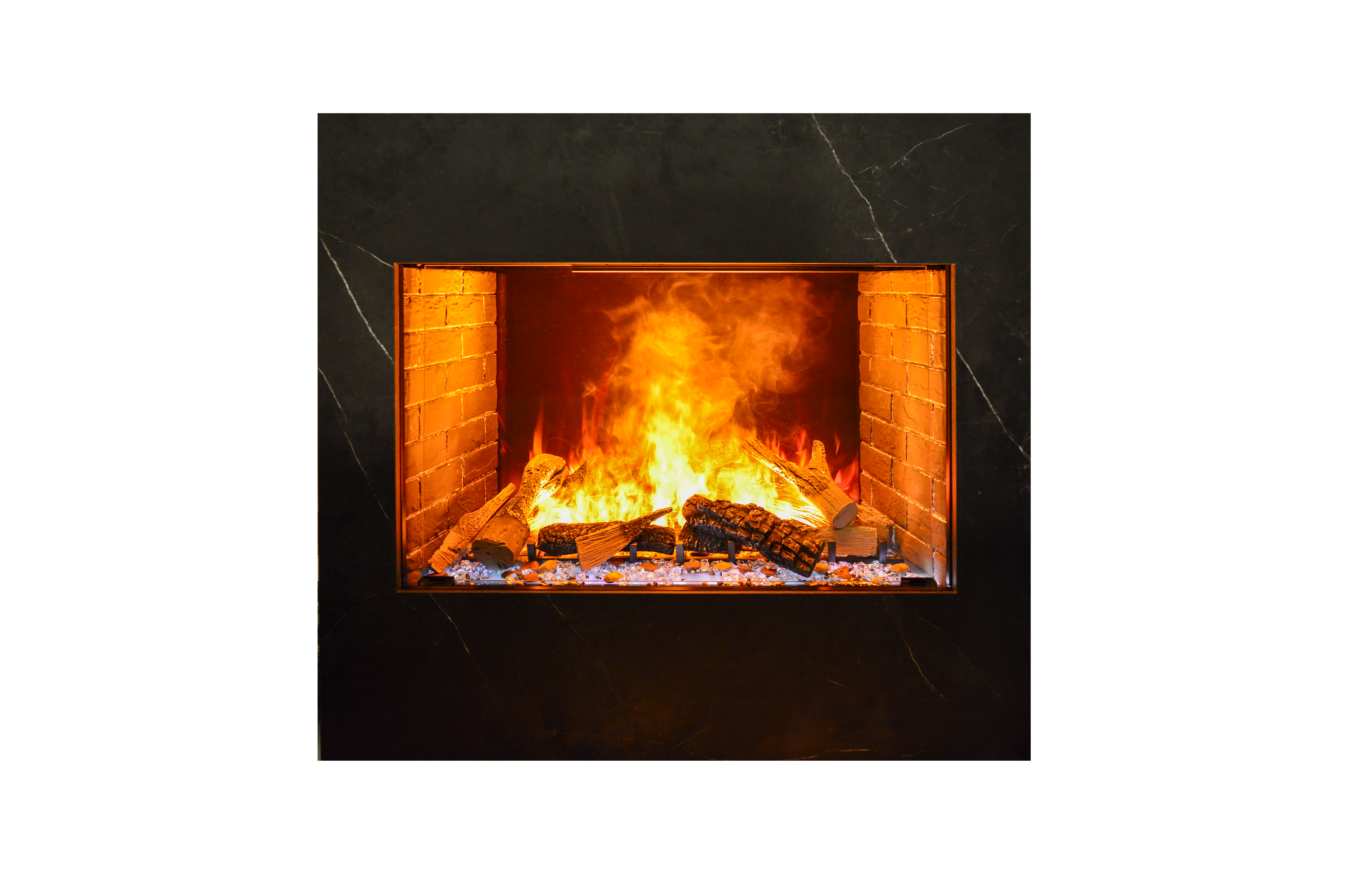 Chimenea insertable Amantii serie TRD 38 mostrando el resplandor de las brasas y leños cerámicos.