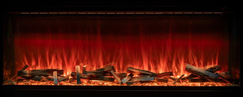 Detalle del lecho de fuego panorámico con troncos decorativos de la Astro 850