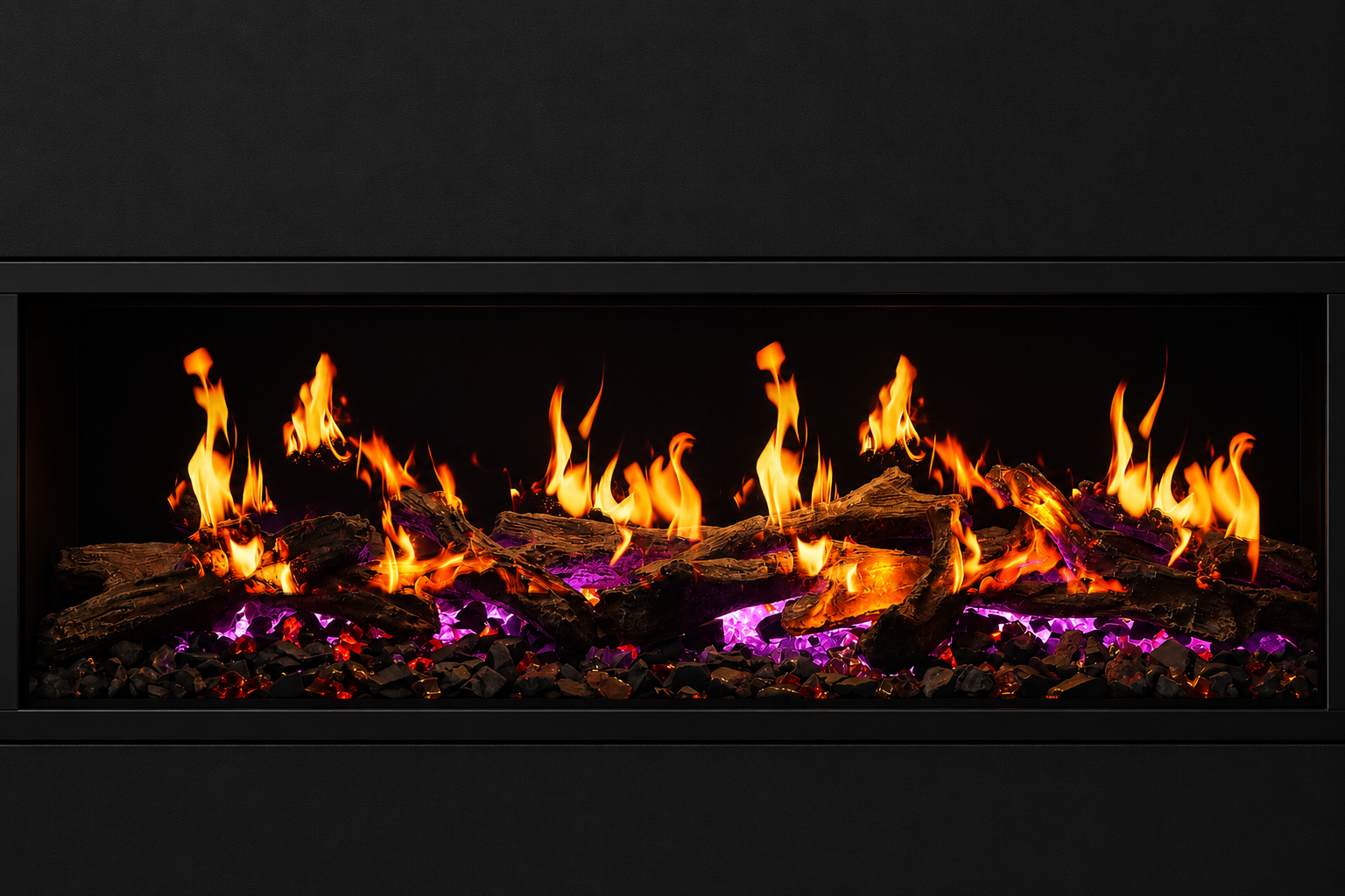 Simulación de fuego real en la chimenea eléctrica Zenya, con leños decorativos y brasas en tonos naranja y rojo intenso.