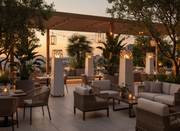 Conjunto de estufas de gas Planika Pyramid iluminando una terraza chill out al atardecer