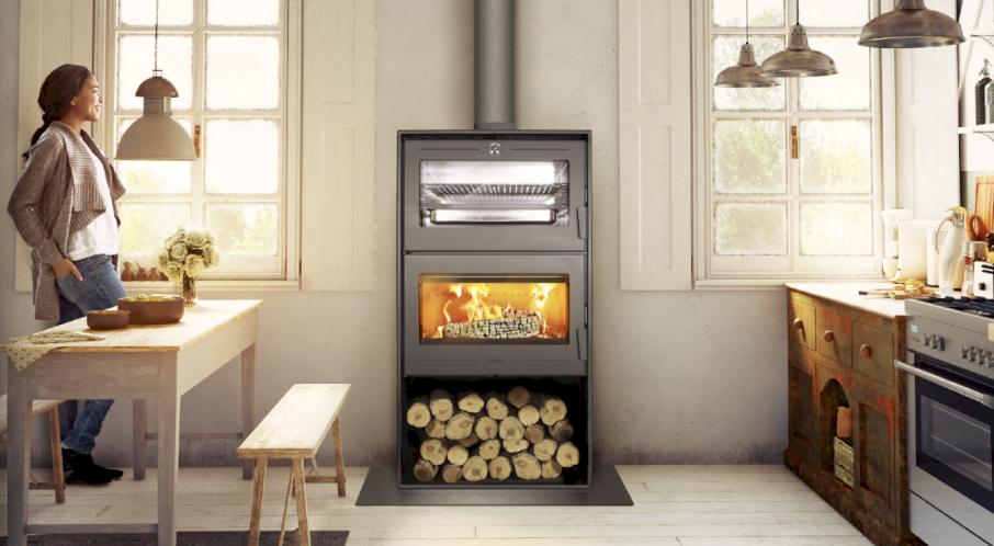 Estufa de leña Lacunza Oslo con horno superior instalada en una cocina acogedora, ideal para calefacción y cocina tradicional