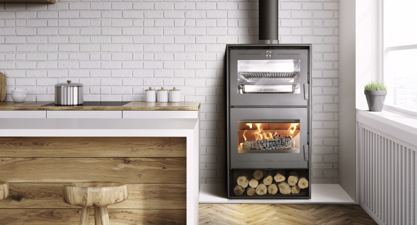 Estufa de leña con horno Lacunza Altea instalada en una cocina moderna, destacando su diseño vertical y leñero inferior.
