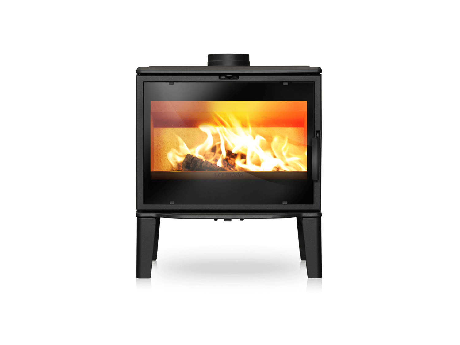 Estufa de leña Lacunza Biarritz con fuego real, destacando su cristal panorámico de gran visión y diseño moderno en acero negro.