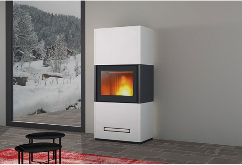 Estufa de leña Piazzetta Davo con revestimiento cerámico blanco de cuerpo alto instalada en un salón moderno con vistas a la nieve.