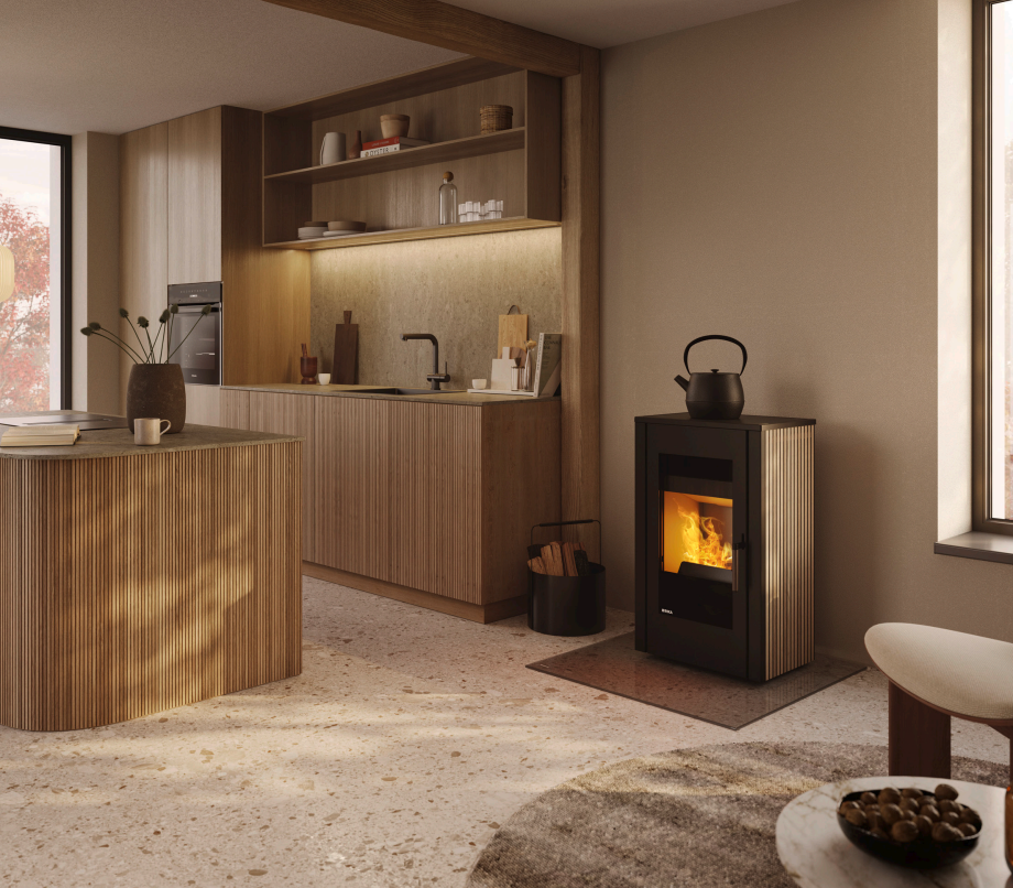 Estufa de pellets Rika Moka instalada en una cocina moderna de madera, destacando su diseño compacto y estética minimalista.