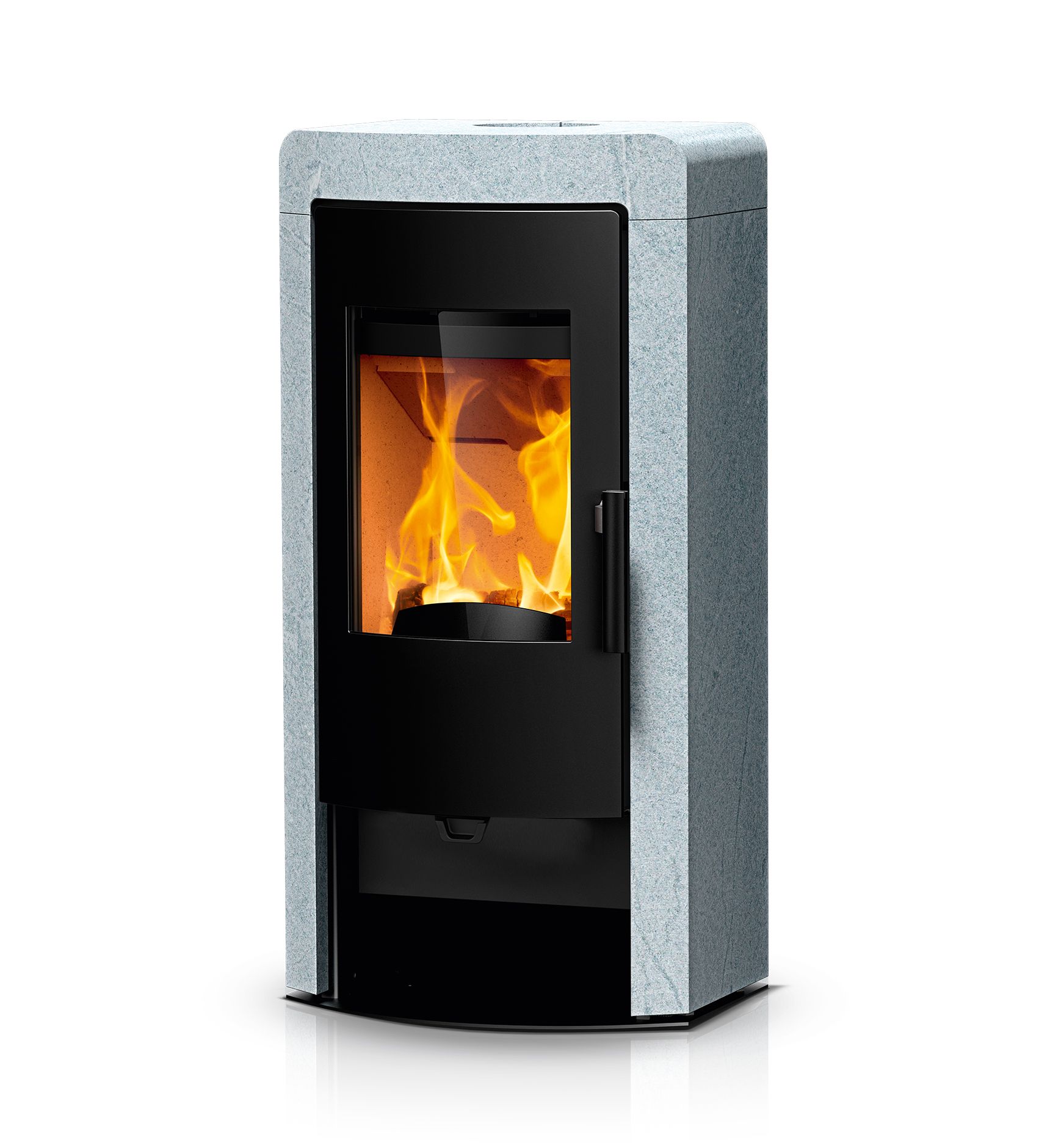 Estufa de pellets Rika Nex con revestimiento de piedra natural gris, diseño vertical estilizado y gran visión de la llama.