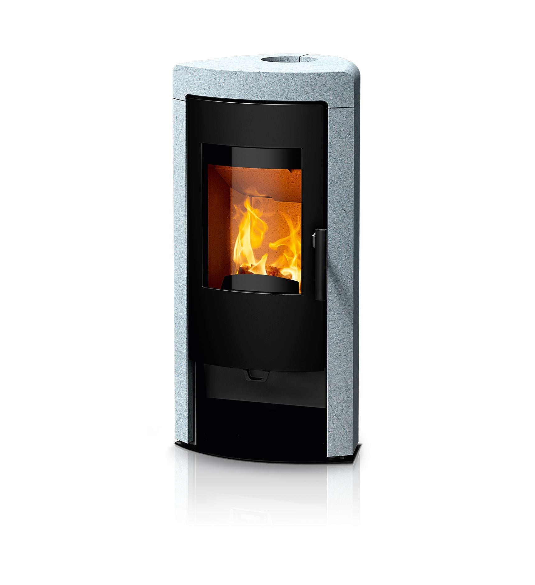 Estufa de pellets Rika Sol con cuerpo triangular y revestimiento en piedra esteatita gris, ideal para instalar en esquinas de salones modernos.