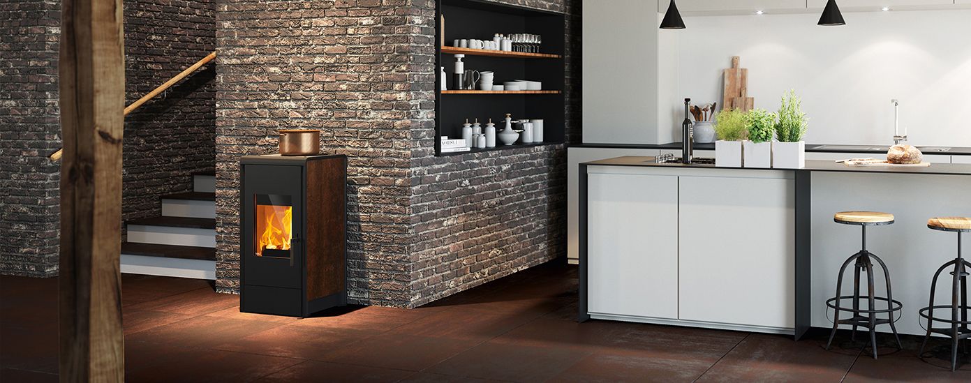 Estufa Rika Cook instalada en una cocina moderna, mostrando su doble función como calefacción y placa de cocina