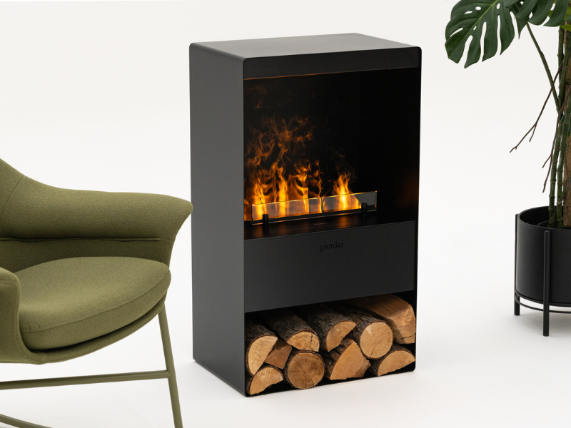 Estufa de vapor de agua Planika Steamy con compartimento para leña decorativa y diseño negro mate.