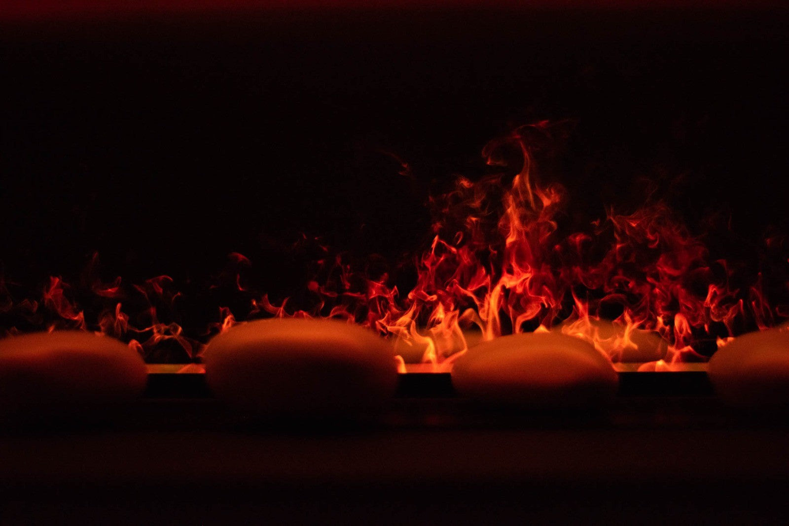 Detalle de la bruma iluminada por LED de la chimenea de vapor Kalcifer