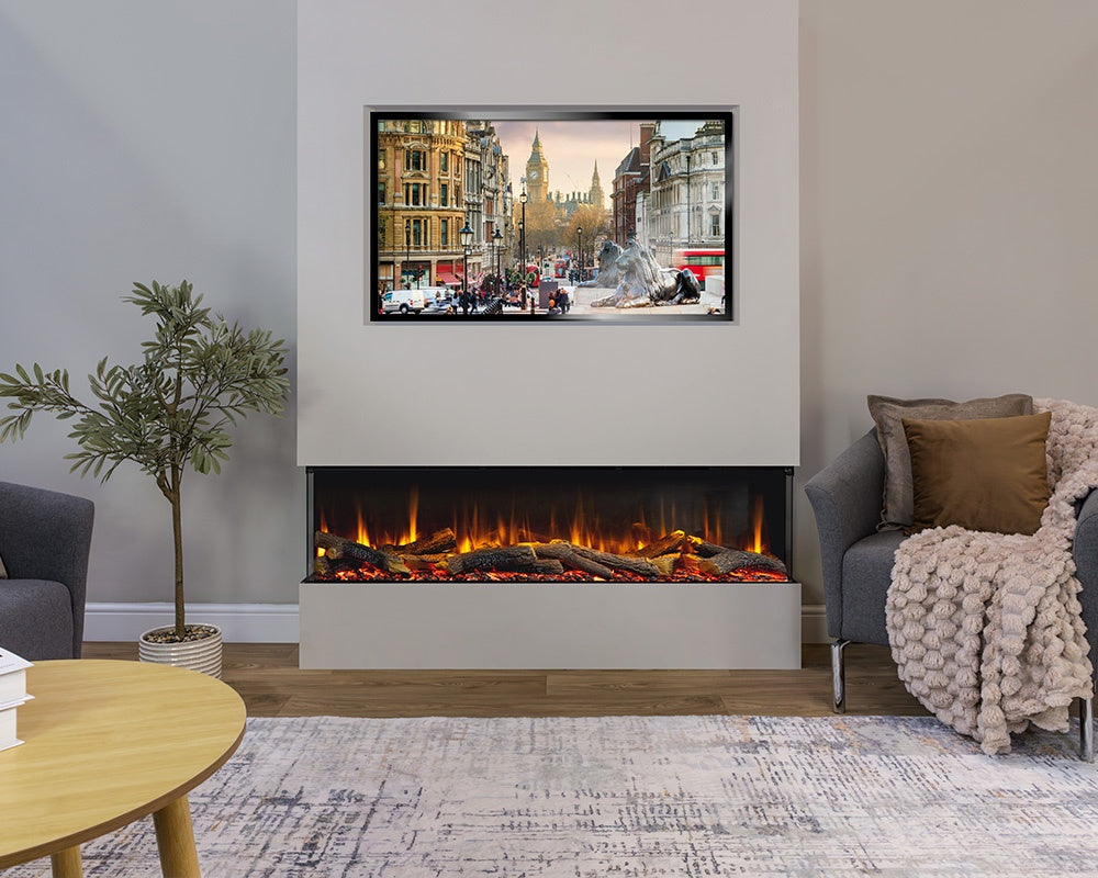 Chimenea Go Eco MW integrada bajo televisor en pared blanca con decoración minimalista, tres caras 