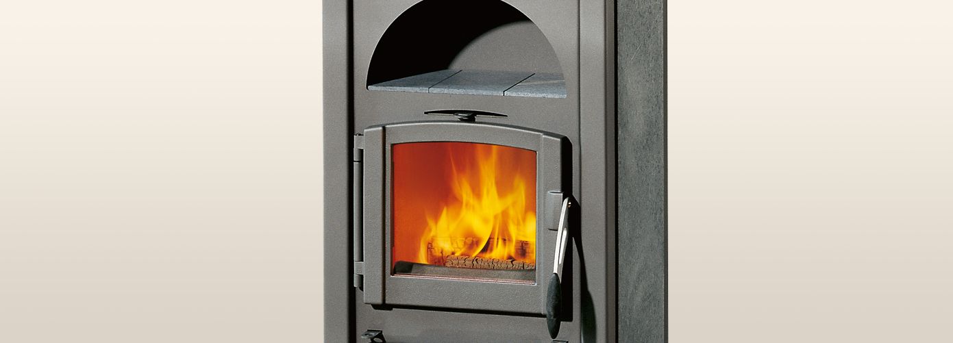 Cámara de combustión de la estufa Rika Alpha II con fuego encendido, mostrando la amplitud del cristal vitrocerámico.