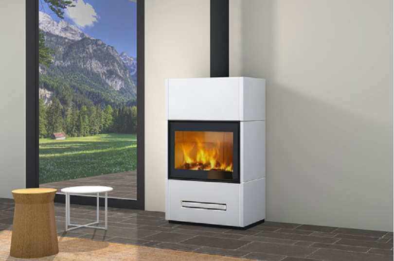 Insertable de leña Piazzetta Berna con revestimiento blanco instalado en un salón moderno con amplias vistas.
