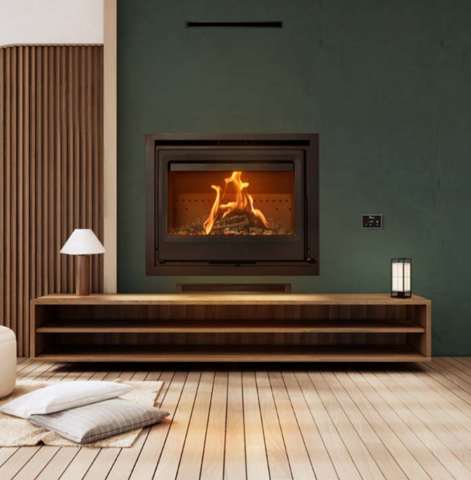 Insertable de leña Lacunza Laga instalado en un salón de diseño con mueble bajo de madera, destacando su formato panorámico y visión limpia del fuego