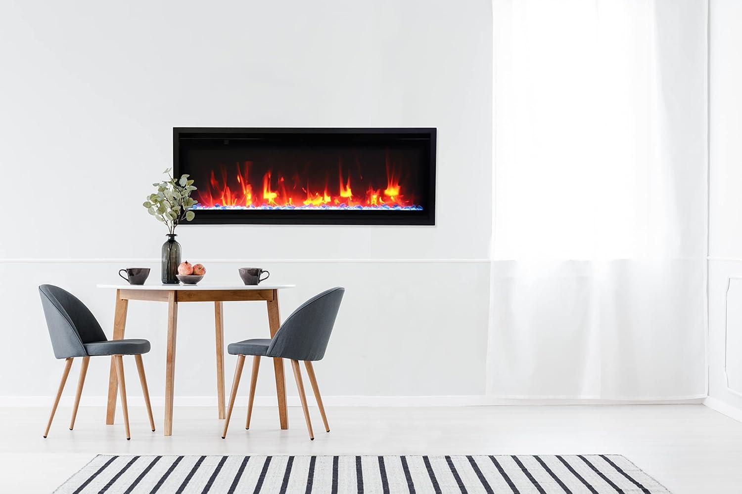 Chimenea Amantii SYM Slim instalada en comedor moderno sobre suelo de rayas