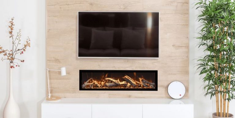 Chimenea Amantii SYM XT Bespoke instalada bajo televisor en panel de madera clara con diseño minimalista