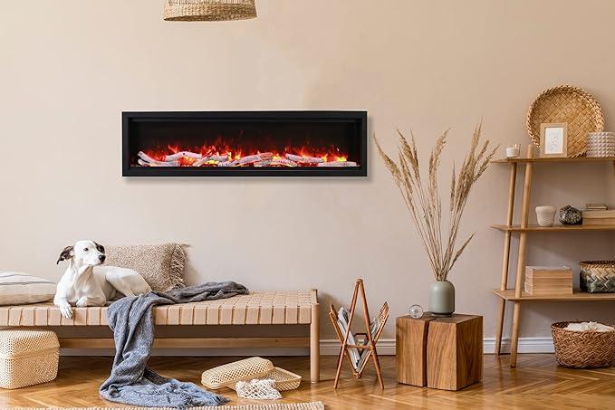 Chimenea Amantii SYM Bespoke instalada en salón acogedor con decoración de madera