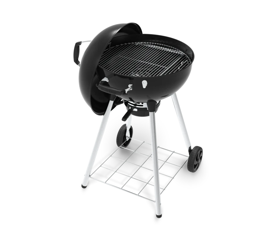 Interior de la barbacoa Crown Kettle Premium de 57 cm abierta, mostrando la amplia rejilla de cocción y el sistema de ventilación