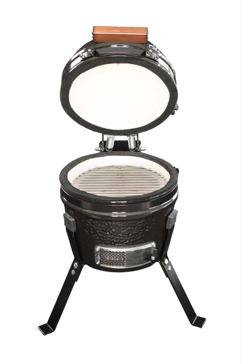 Interior de cerámica cordierita del Kamado Urban Compact abierto, mostrando la rejilla de cocción de 33 cm.