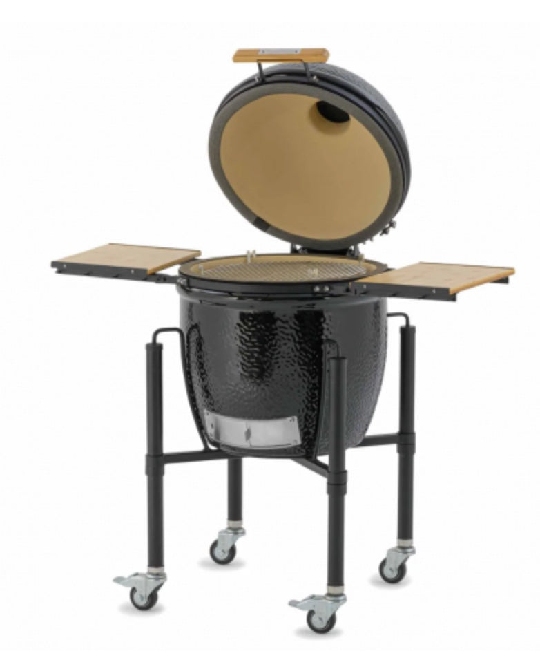 Interior del kamado Monolith ONE 66 abierto, mostrando su amplia superficie de cocción para asados familiares