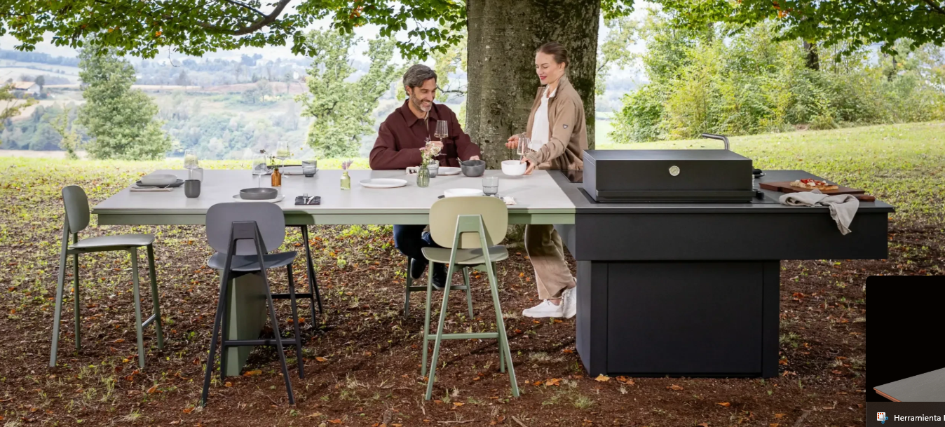 Isla de cocina de exterior completa modelo Nojara de FÒGHER en un jardín