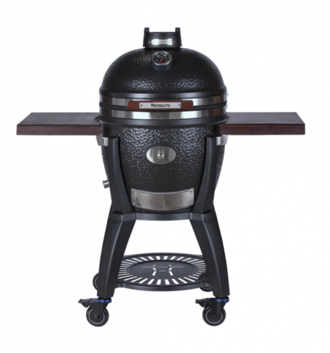 Kamado Monolith Classic Avantgarde con acabado negro satinado, juntas de acero inoxidable y estantes laterales de bambú pesado