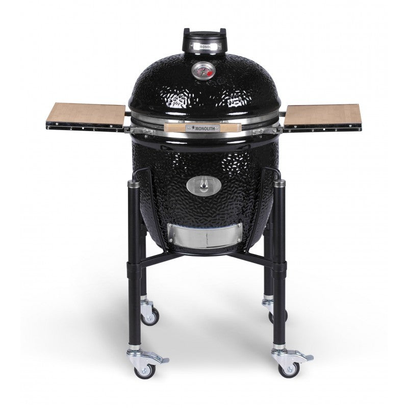 Kamado Monolith Classic Serie Pro 2.0 de 46 cm con carro de transporte, ruedas bloqueables y mesas laterales de bambú.
