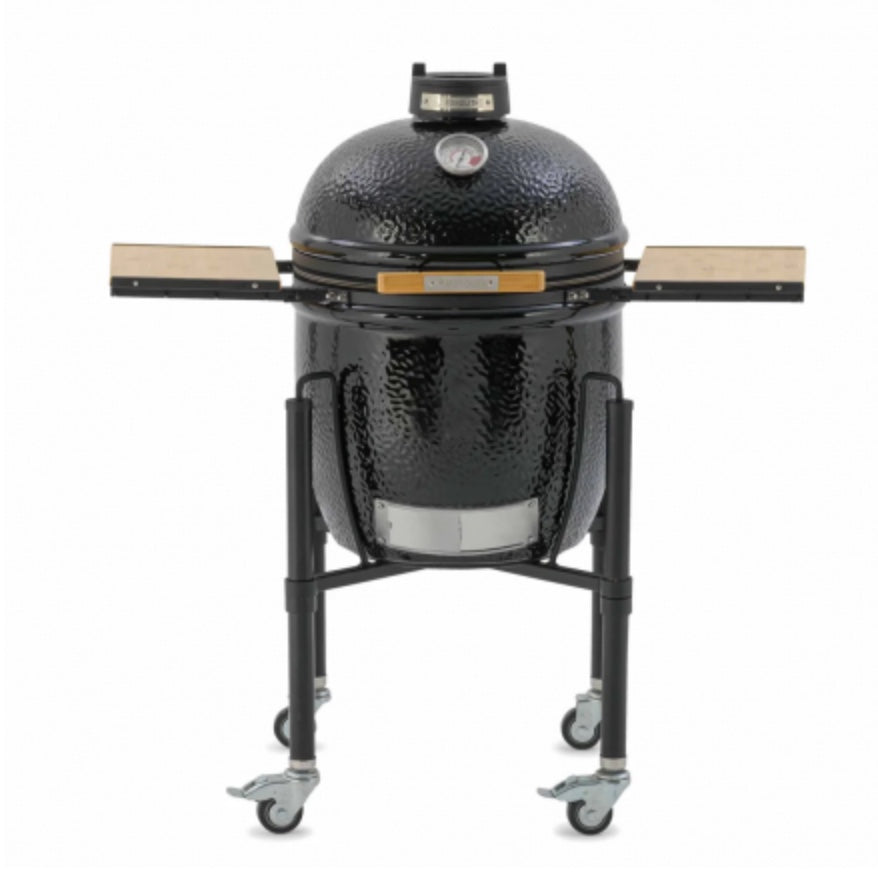 Kamado Monolith ONE 66 con carro de transporte, estantes laterales de bambú y estructura de acero reforzada.