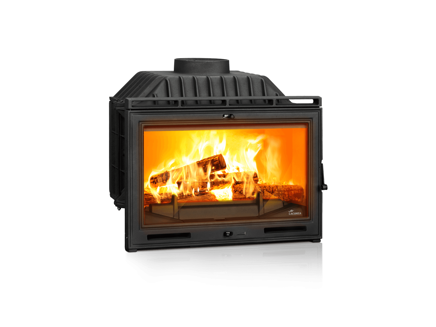 Casete de leña Lacunza RE 700 encendido, resaltando su amplia cámara de combustión y su marco frontal de hierro fundido.