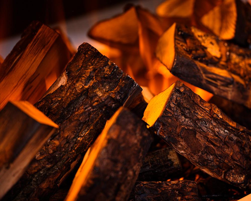 Detalle de los leños de madera real para chimeneas British Fires. Leños Deluxe