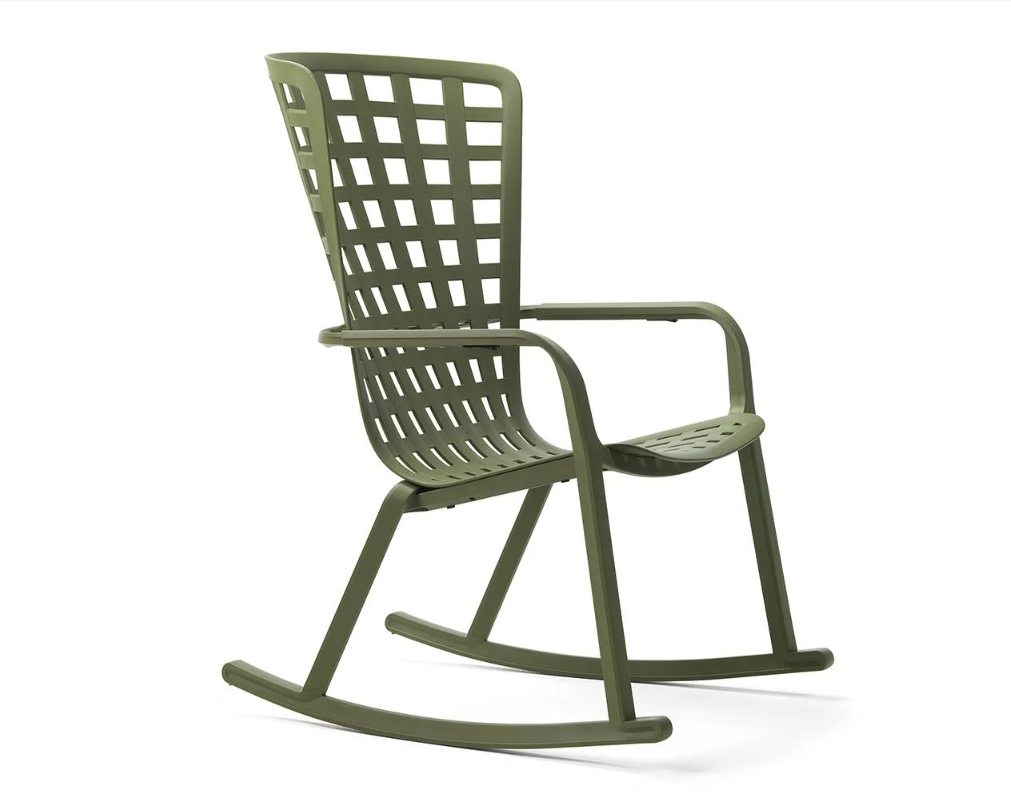 Mecedora de diseño para exterior Nardi Folio Rocking en color agave con base de balancín y estructura ergonómica perforada.