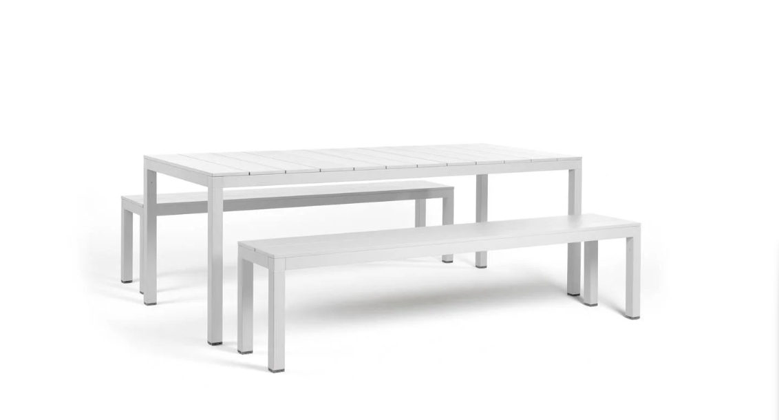 Mesa de comedor para terraza Nardi Rio blanca con bancos a juego, diseño italiano.