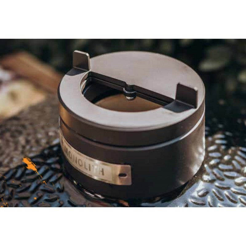 Kamado Monolith Junior en uso, destacando su versatilidad como horno cerámico portátil