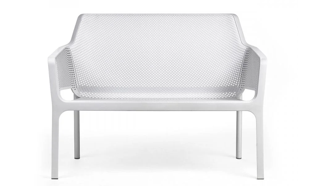 Net Bench de Nardi en color blanco, banco de exterior de dos plazas apilable y resistente a los rayos UV