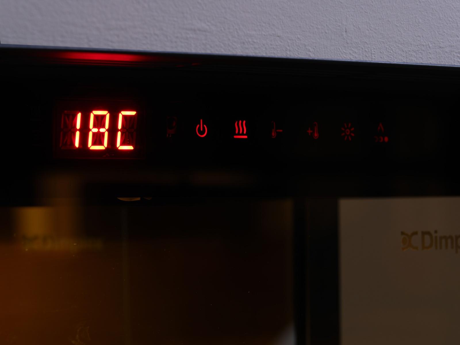 Detalle del panel digital táctil mostrando 18°C en la chimenea Dimplex Optiflame Night Evolve